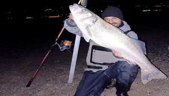 Pesca fortunata per un giovane lametino, ha catturato una spigola da 8 kg e 86cm