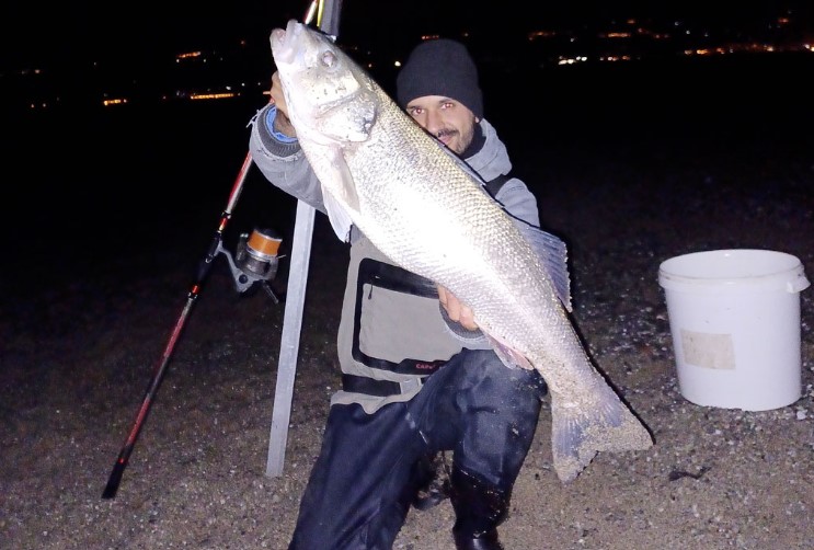 Immagine-2022-12-17-093640 Pesca fortunata per un giovane lametino, ha catturato una spigola da 8 kg e 86cm